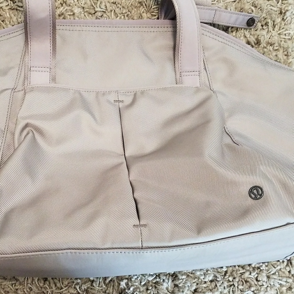 lululemon chrome free to be bag